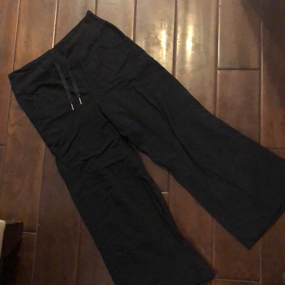 lululemon athletica Pants - Lululemon cropped leggings with drawstring/Pockets